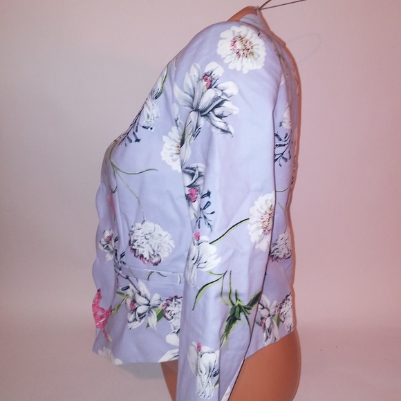 Simply Styled Blazer - Picture 5 of 8